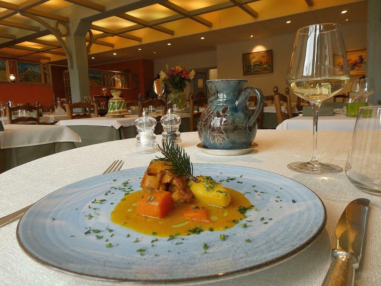 Logis Hotel Restaurant Le Mont Aigoual Meyrueis Exteriör bild